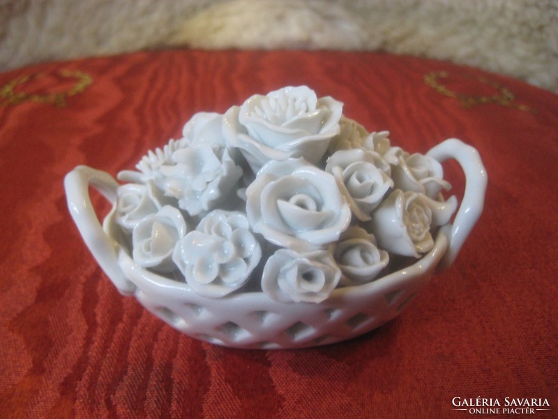 Herend flower basket, in white, with two barely noticeable petal defects 9 x 5 cm