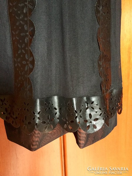 Különlegesen díszített fekete selyem koktél ruha 40-es méret.