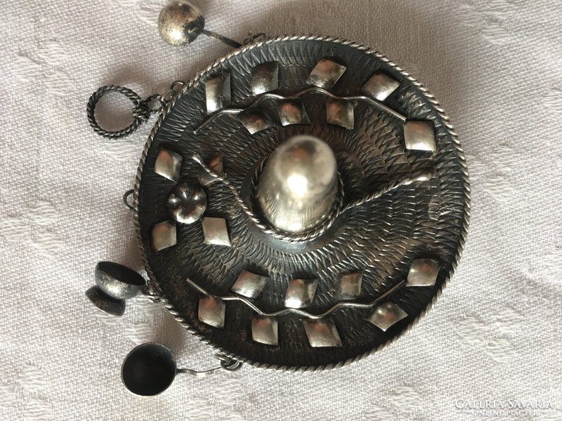 Medál-Kitűző-Mexikói kalap-4 zsuzsuval-ezüst
