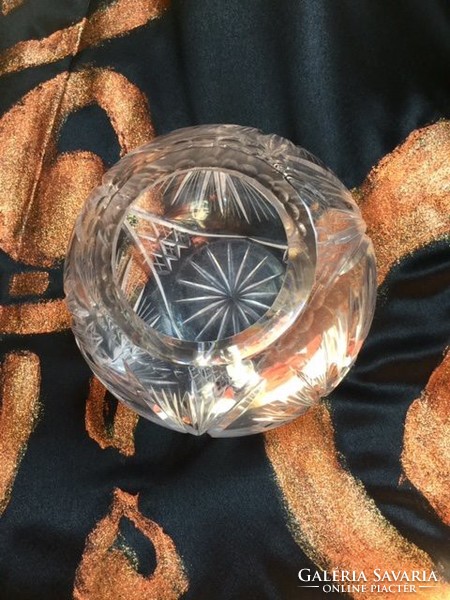 Its polished crystal-like spherical vase is very beautiful!