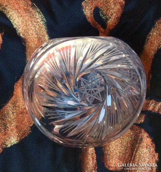Its polished crystal-like spherical vase is very beautiful!