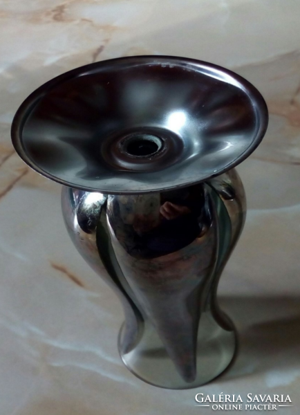 Fém kehelyben üveg váza, 17,5 cm magas