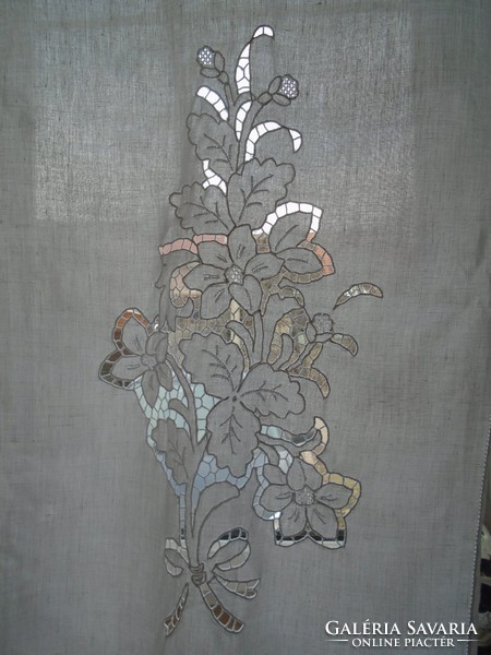 Madeira curtain. 121 X 58 cm.