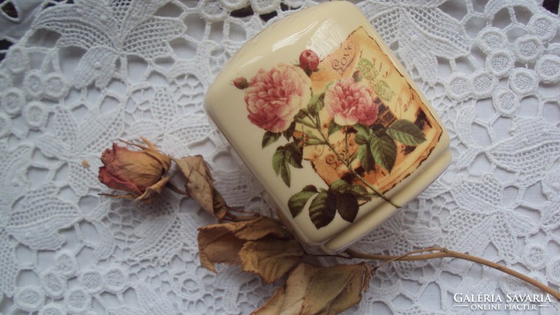 Spice spreader made of fine, bone-colored porcelain with ornate vintage style.