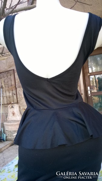 Nagyon dekoratív Fekete koktél ruha S, filigrán méretre, testhez simuló