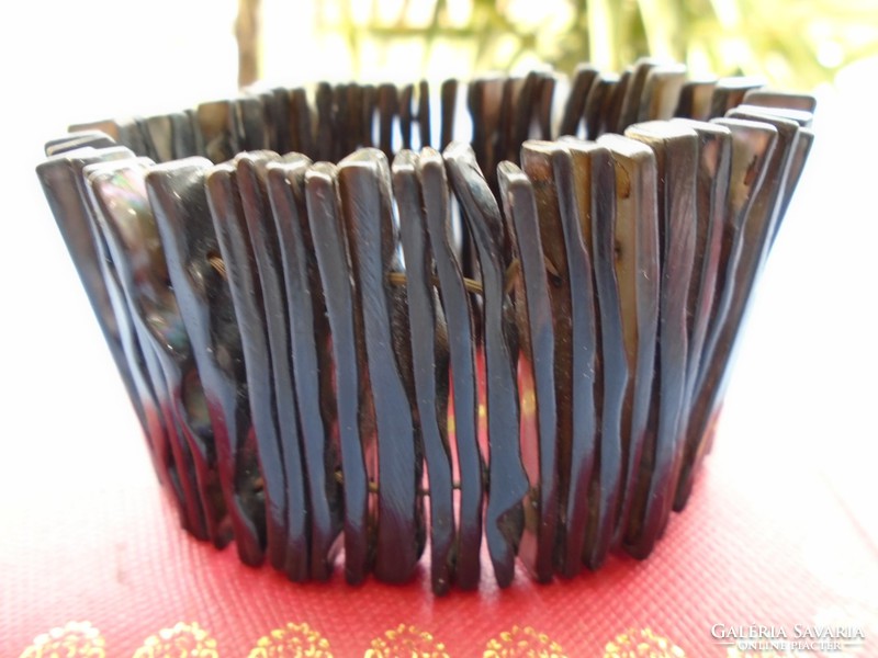Abalone pávakagyló eredeti színében pompázik gumis karlánc,ékszerkellék 