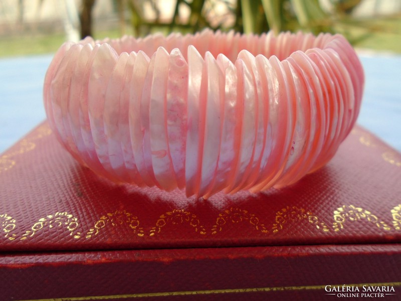 Abalone pávakagyló eredeti szinében pompázik gumis karlánc,ékszerkellék