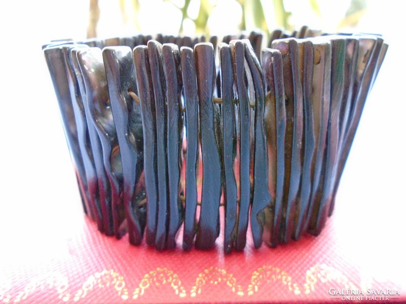 Abalone pávakagyló eredeti színében pompázik gumis karlánc,ékszerkellék 