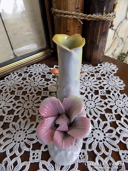 Gyertyatartó vagy váza két virággal