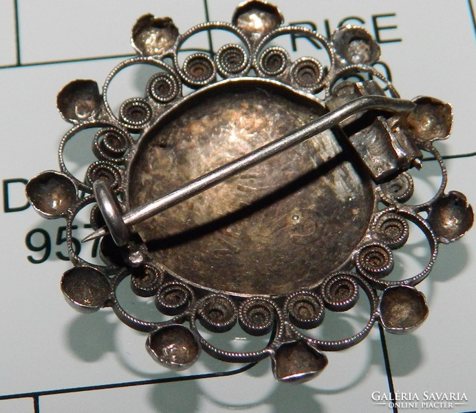 Antik filigrán ezüst bross szimbólumokkal