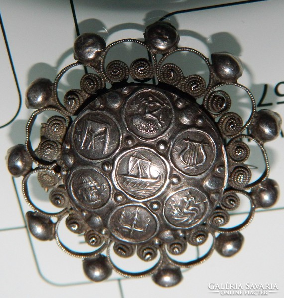 Antik filigrán ezüst bross szimbólumokkal