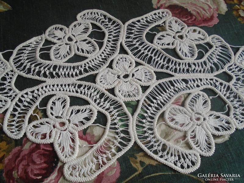 42 X 20. 5 Cm. Handmade lace tablecloth.