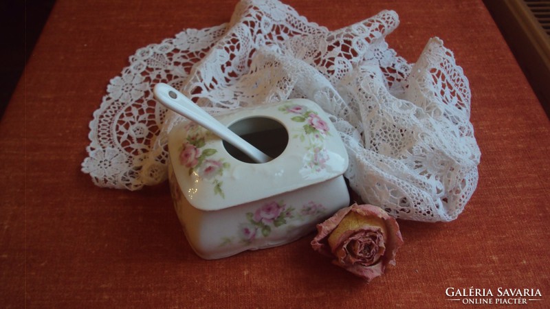 Gyönyörű rózsás, (MZ Altrohlau, jellegzetes -pink roses-) KÍNÁLÓ edényke,adagoló porcelán kanállal.