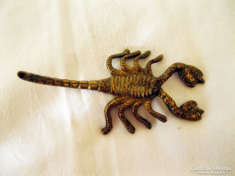 Élethű réz skorpió figura