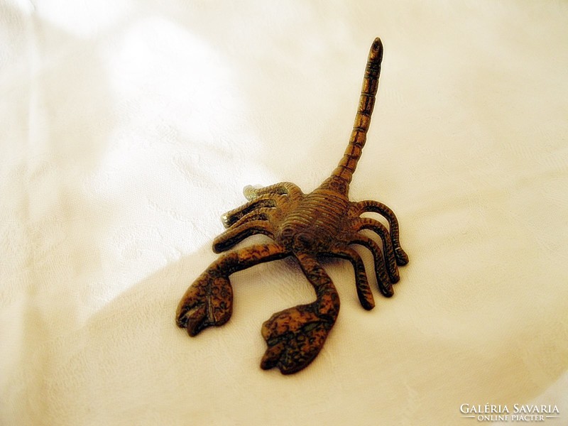 Élethű réz skorpió figura