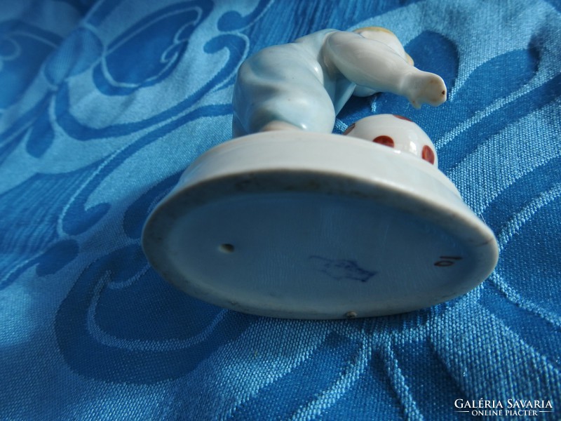 Labdával játszó kisgyerek - zsolnay porcelán figura