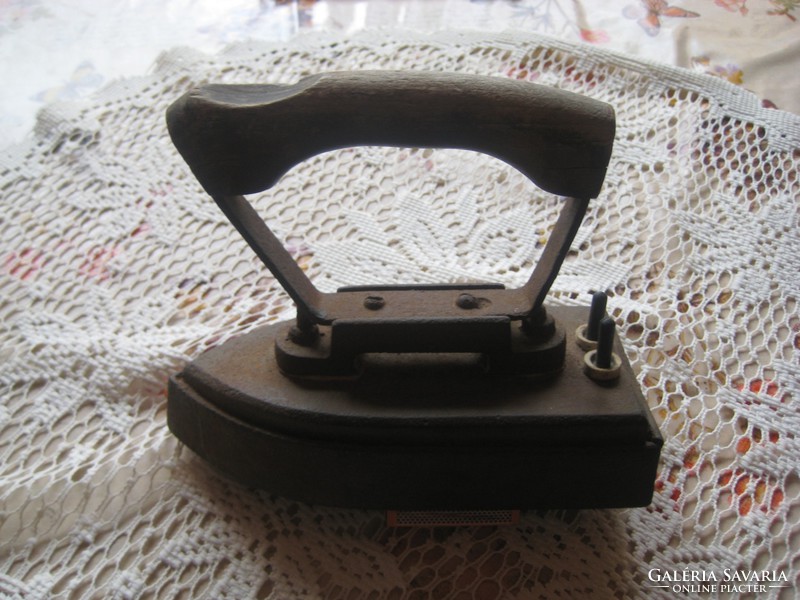 Electric iron from the 1940s