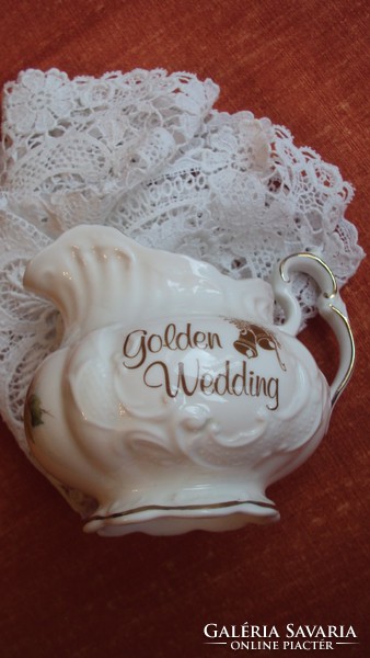 "Arany esküvős", rózsabimbós dombordíszes,öblös kis barokk kancsó.(Staffordshire)