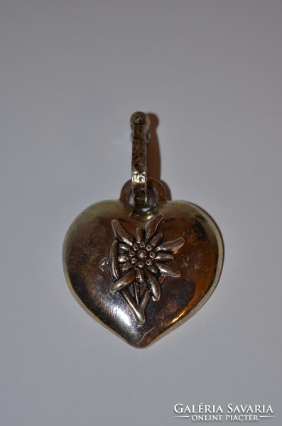 Heart pendant decorated with alpine beech