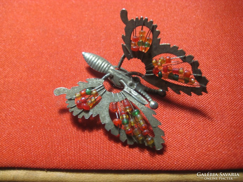 Pillangó bross  , fémből , gyöngy befűzéssel  , felvarrható , 5 cm