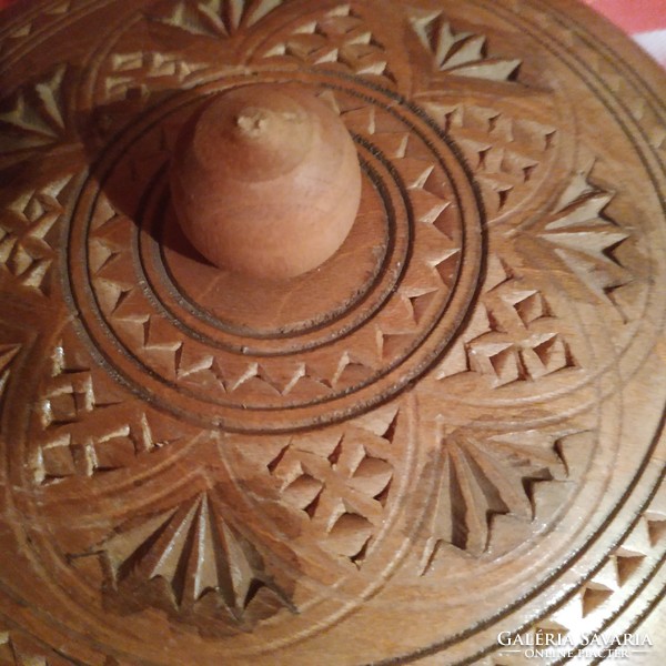 Decorated wooden tobacco holder or jewelry box round box