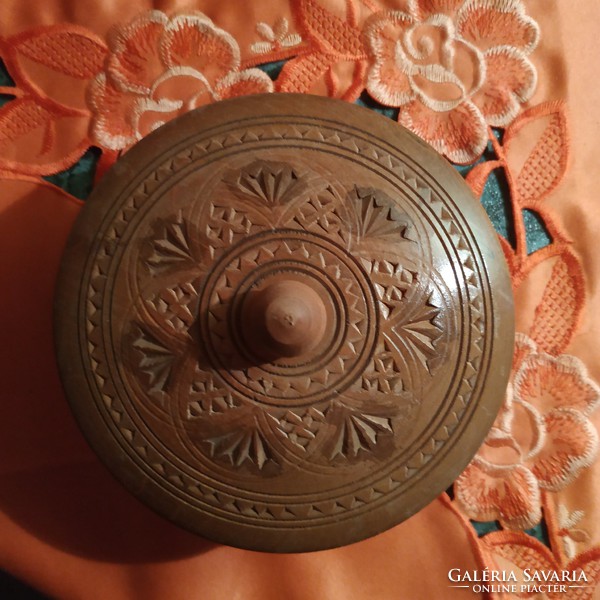 Decorated wooden tobacco holder or jewelry box round box