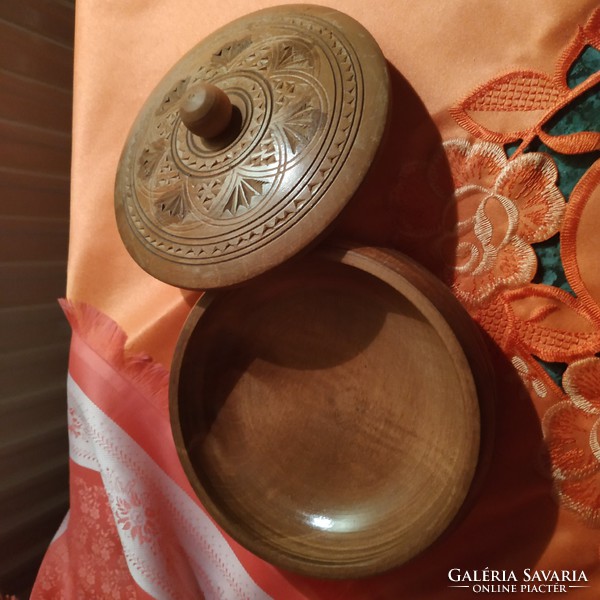 Decorated wooden tobacco holder or jewelry box round box