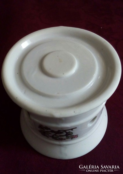 White, porcelain candle holder, keeping warm
