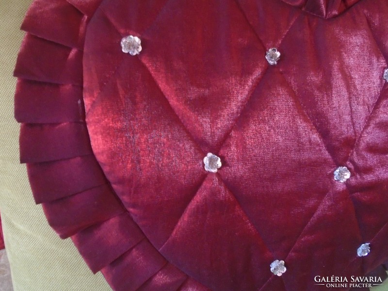 Hatalmas, új, flitteres bordó  fodros szív alakú párnahuzat. 62 x 62 cm.