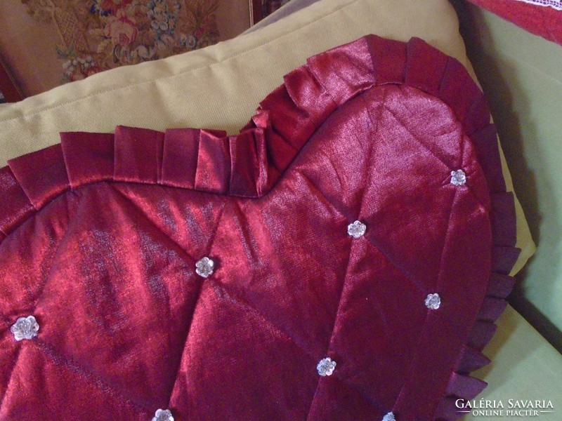 Huge, new, sequined burgundy frilly heart-shaped pillowcase. 62 X 62 cm.