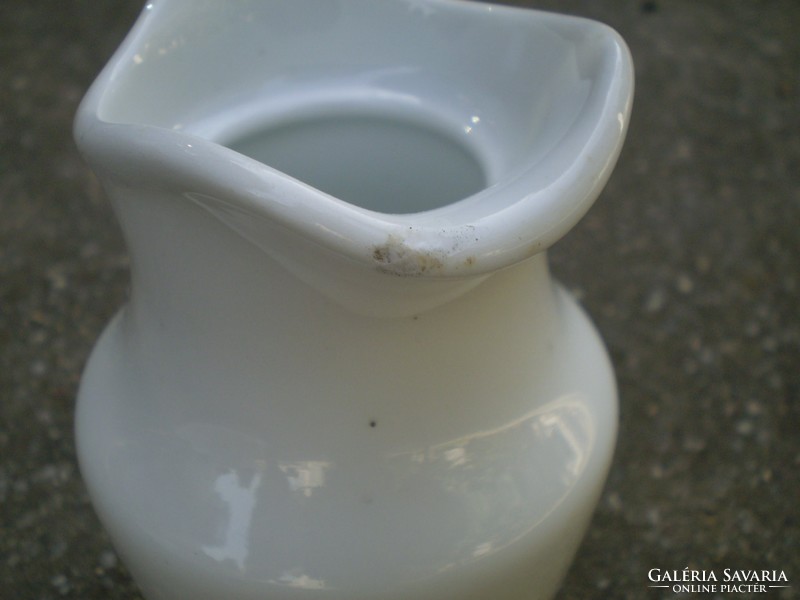 Régi vastagfalú porcelán tejszínes kiöntő