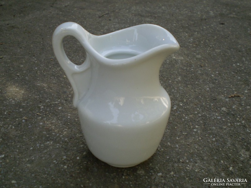 Régi vastagfalú porcelán tejszínes kiöntő