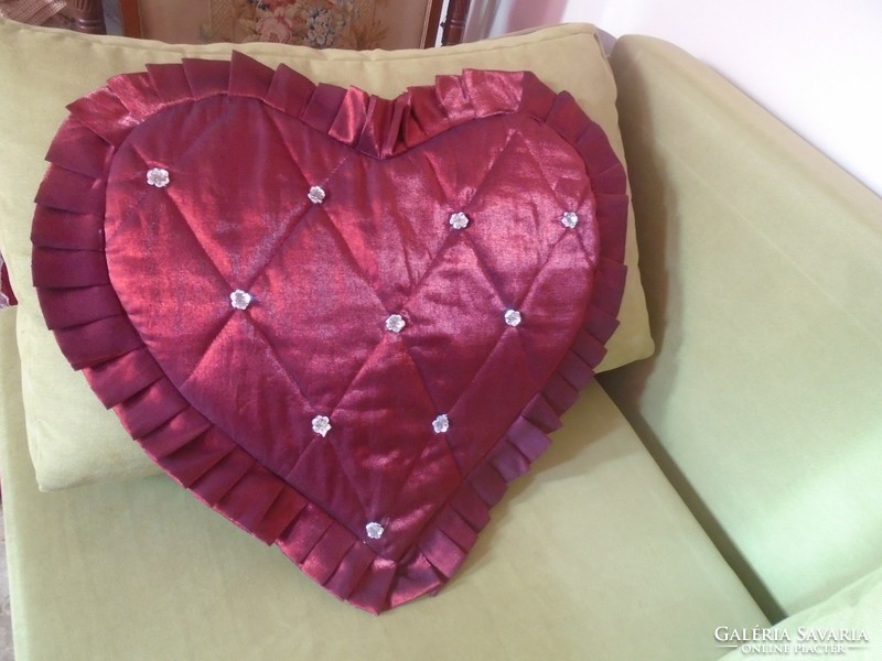 Huge, new, sequined burgundy frilly heart-shaped pillowcase. 62 X 62 cm.