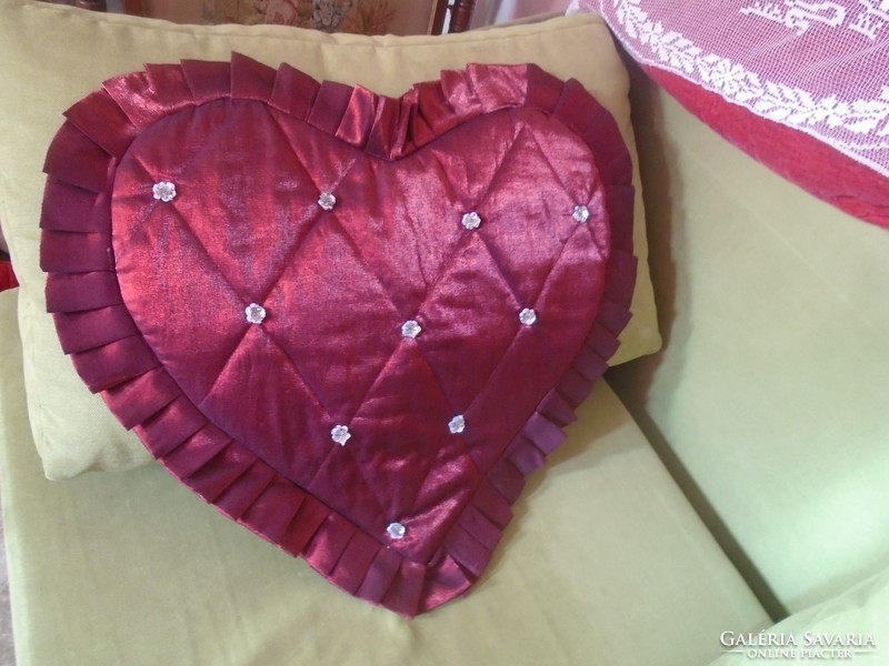 Hatalmas, új, flitteres bordó  fodros szív alakú párnahuzat. 62 x 62 cm.