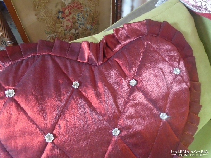 Huge, new, sequined burgundy frilly heart-shaped pillowcase. 62 X 62 cm.