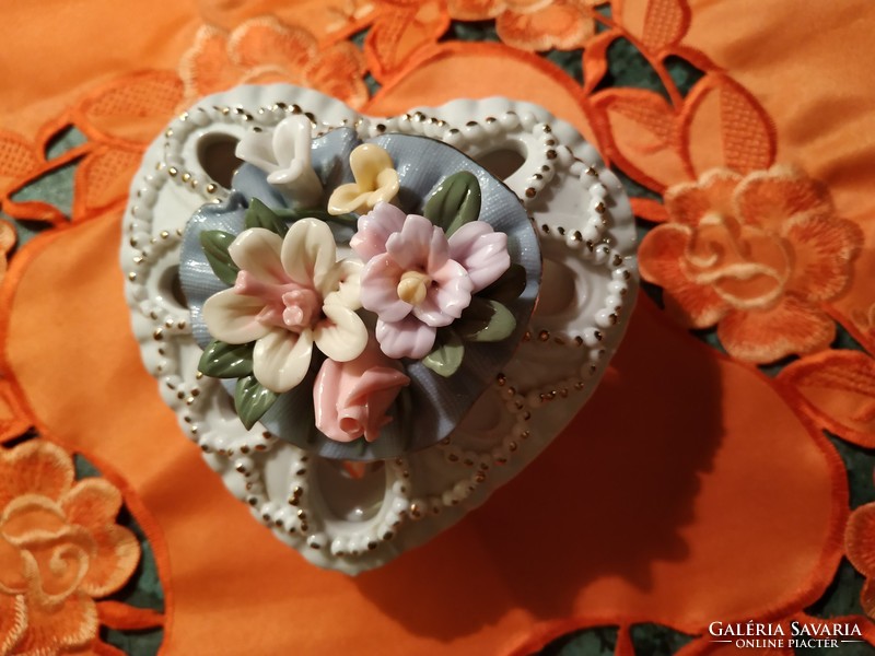 Rózsás szív alakú porcelán ékszertartó