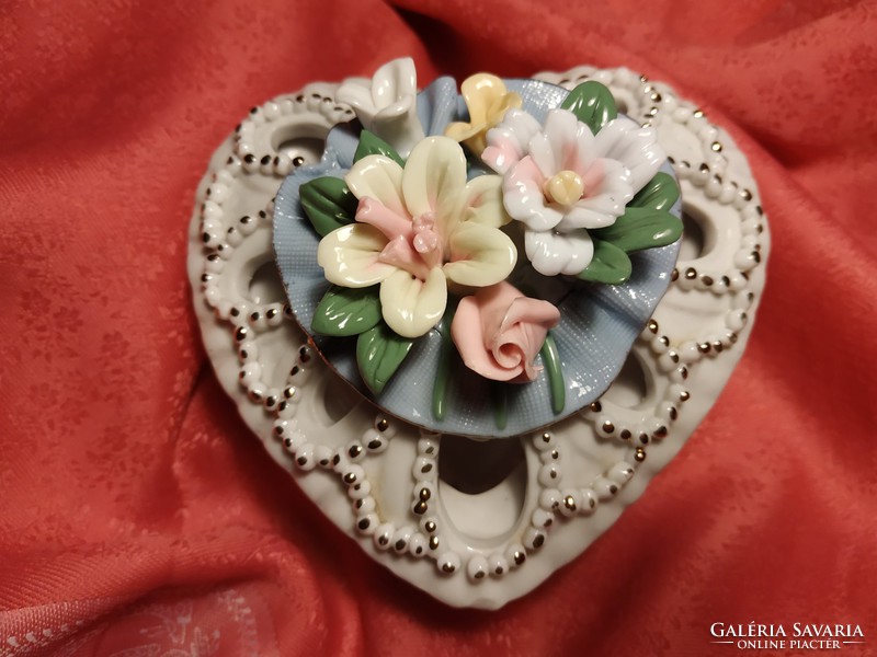 Rózsás szív alakú porcelán ékszertartó