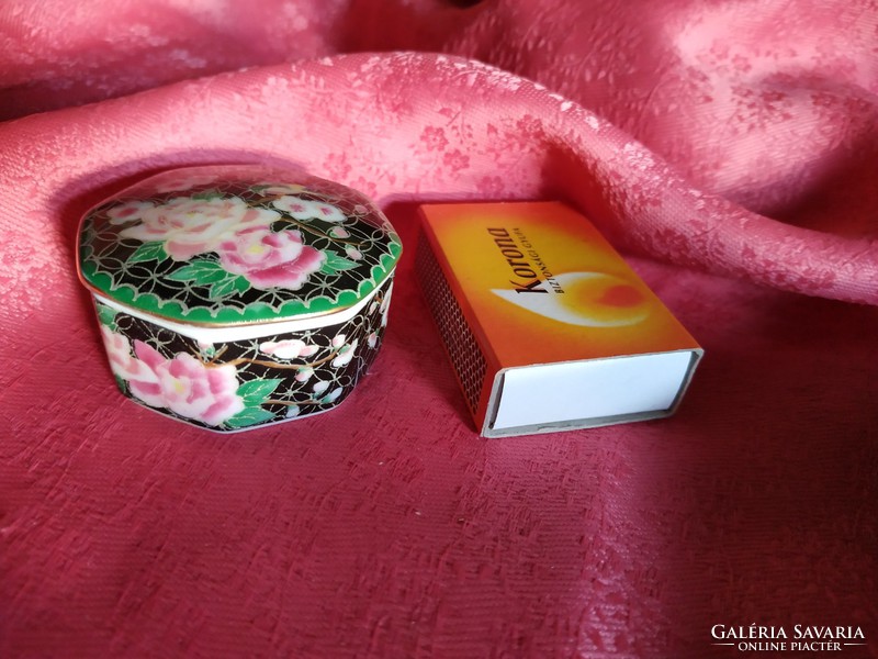 Ring holder with porcelain lid