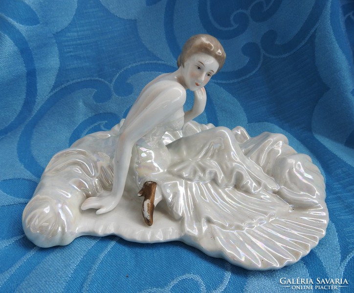 Balerina - irizáló ruhában - porcelán figura