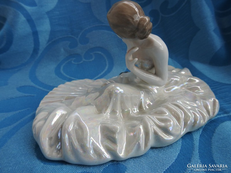 Balerina - irizáló ruhában - porcelán figura