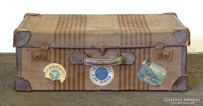 0V925 Régi utazó bőrönd koffer sok címkével