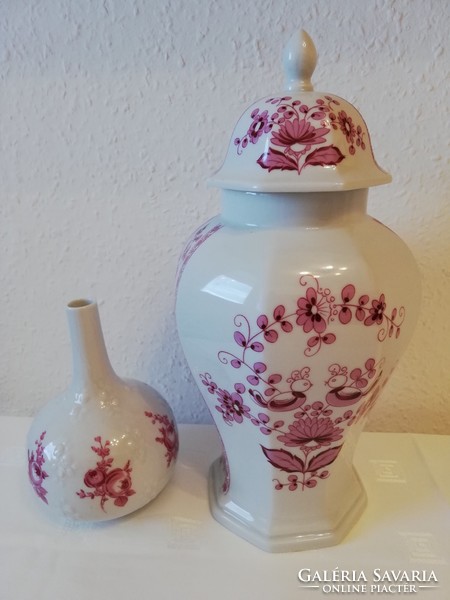 Fedeles és egyszálas porcelán váza párban bordó virágmotívumos