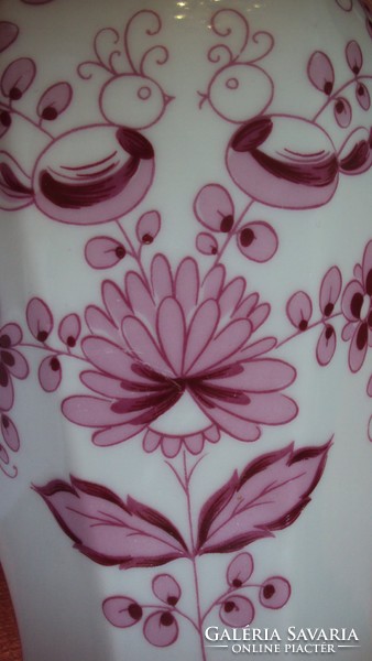NÉMET,osztott felületű,bordó virágmintás,kézzel festett porcelán váza.(javított)