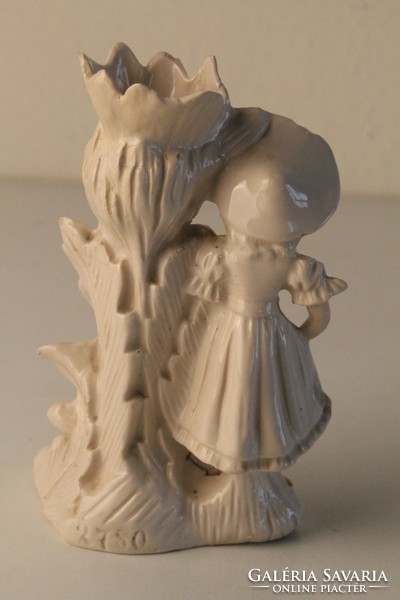 Bisquit (biszkvit) porcelán szobor, kis gyertyatartó kalapos lány figurával