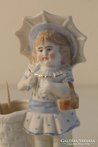 Fogvájó tartó /fogpiszkáló tartó bisquit (biszkvit) porcelán szobor, kislány esernyővel