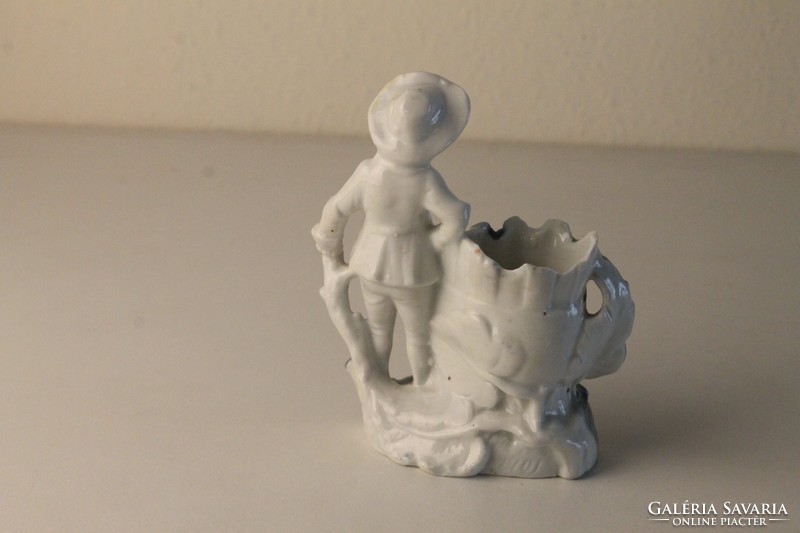 Bisquit (biszkvit) porcelán szobor, fogvájó tartó/fogpiszkáló tartó kalapos fiú figurával