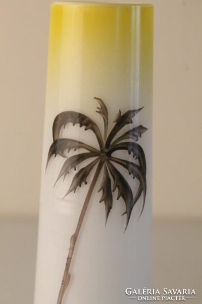 Art deco kétrétegű fújt üveg váza, kézifestett pálmafa díszítéssel.