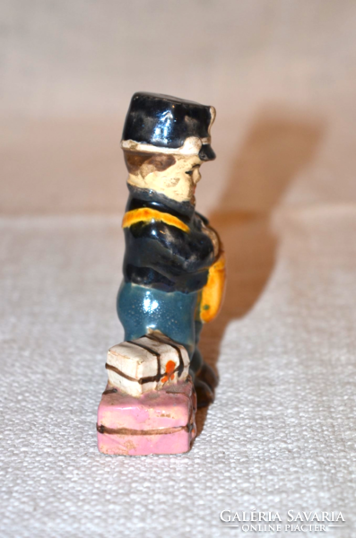Berky kerámia postás fiú figura  ( DBZ 00110 )