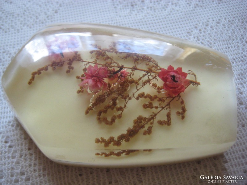 Dry flower cast in artificial resin 9.5 x 6.6 x 2 cm