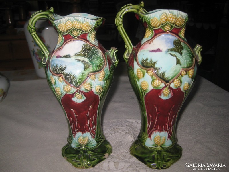 Majolika váza pár   , valószínű körmöcbányai   ,  26 cm